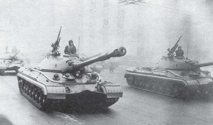 Танки Т-10А на военном параде в Москве 7 ноября 1957 года